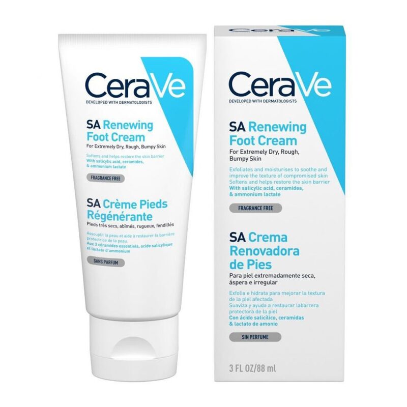 Η CeraVe SA Renewing Foot Cream 88 ml σε λευκό σωληνάριο στέκεται κομψά δίπλα στο ασορτί λευκό και μπλε κουτί συσκευασίας της, αποτυπώνοντας τέλεια την ουσία της απλότητας περιποίησης της επιδερμίδας.