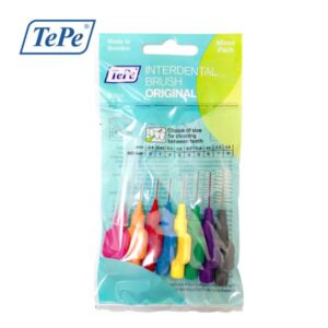 Μια συσκευασία Tepe Interdental Brush Original Mixed Pack 8 τμχ, με την ένδειξη "Made in Sweden", διατίθεται σε διάφορα χρώματα και μεγέθη για αποτελεσματικό καθαρισμό μεταξύ των δοντιών. Γνωστά ως TePe Μεσοδόντια Βουρτσάκια Original, αυτά τα πινέλα εξασφαλίζουν βέλτιστη στοματική υγιεινή.