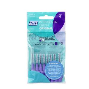 Ένα πακέτο Tepe Interdental Brush Original Size 6 (1,1 mm) με οκτώ βούρτσες με μοβ λαβή ορατές στη διαφανή συσκευασία.