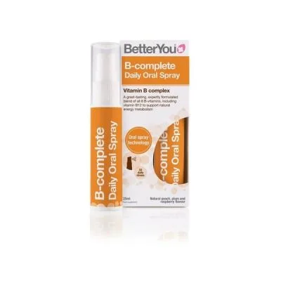 Το BetterYou B-Complete Daily Oral Spray 25 ml, με ζωηρή πορτοκαλί και λευκή συσκευασία, παρουσιάζεται με ένα κομψό μπουκάλι ψεκασμού δίπλα στο συνοδευτικό κουτί του.