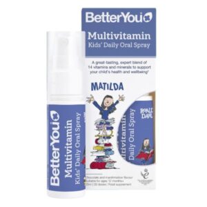 Το BetterYou Multivitamin Kids' Daily Oral Spray 15 ml διαθέτει τον απολαυστικό χαρακτήρα Matilda στη συσκευασία του, μαζί με ένα πολύχρωμο μπουκάλι σπρέι που εμφανίζεται σε περίοπτη θέση μπροστά.