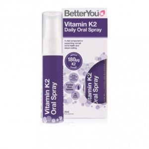 Το BetterYou Vitamin K2 Daily Oral Spray 25 ml, που παρουσιάζεται σε ένα κομψό μωβ και λευκό μπουκάλι με ασορτί κουτί προϊόντος, παρέχει μια βολική και αποτελεσματική μέθοδο για την υποστήριξη της υγείας σας.