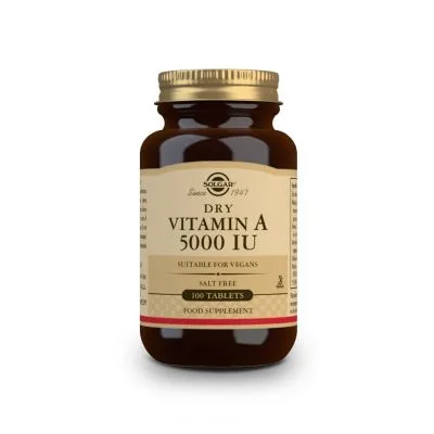 Ένα καφέ vegan μπουκάλι Solgar Dry Vitamin A 5000 IU 100 ταμπλέτες χωρίς αλάτι.