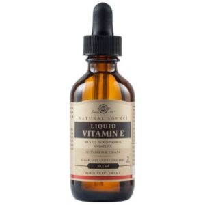 Μπουκάλι Solgar Natural Source Liquid Vitamin E 59,2 ml, πλήρες με σταγονόμετρο και χαρακτηρισμένο ως vegan, χωρίς ζάχαρη, αλάτι και άμυλο.