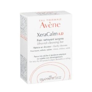 Κουτί Avene XeraCalm A.D. Pain Nettoyant Surgras 100 g, μια εξαιρετικά πλούσια μπάρα καθαρισμού για ξηρές επιδερμίδες επιρρεπείς σε ατοπικό έκζεμα και κνησμό.