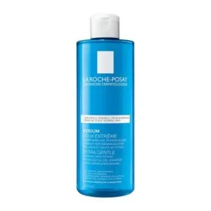 Ένα μπλε μπουκάλι 400 ml σαμπουάν La Roche Posay Kerium Extra Gentle Gel διαθέτει ένα λευκό καπάκι και μια ετικέτα που περιγράφει την απαλή σύνθεσή του.