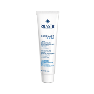 Ένα λευκό σωληνάριο Rilastil Xerolact E Concentrate Cream Lactate Sodium 30% 40 ml σε λευκό φόντο.