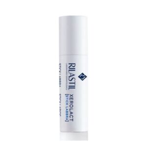 Ένα λευκό κυλινδρικό σωληνάριο Rilastil Xerolact Repairing Lipstick 4,8 ml με μπλε κείμενο σε λευκό φόντο.