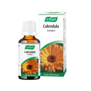 Ένα μπουκάλι και ένα κουτί A. Vogel Calendula Complex 50 ml, διακοσμημένα με μια ζωντανή εικόνα ενός λουλουδιού καλέντουλας στη συσκευασία, αναδεικνύουν τη φυσική ουσία μέσα.