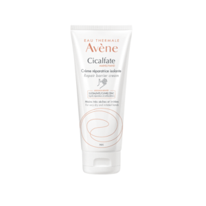 Ένα σωληνάριο 100 ml Avene Cicalfate Creme Mains Reparatrice στέκεται όρθιο σε λευκό φόντο, αναδεικνύοντας τα αναπλαστικά και προστατευτικά του οφέλη για τα χέρια.