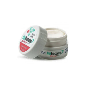 Ένα μικρό ανοιχτό βαζάκι Becalm Lipbecalm Pediatric Repair Balm 10 ml με το καπάκι του δίπλα, αποκαλύπτοντας την κρέμα μέσα.