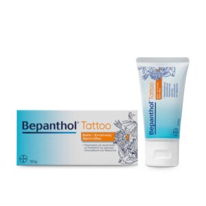 Η συσκευασία για το Bepanthol Tattoo Balm 50 g διαθέτει κομψό λευκό και μπλε σχέδιο, με το σωληνάριο να απεικονίζει έναν βραχίονα με τατουάζ.