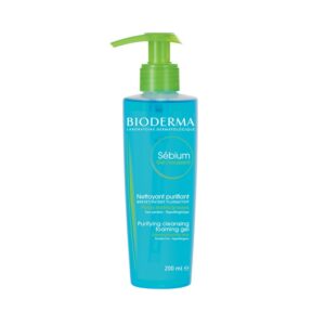 Πράσινο και μπλε μπουκάλι αντλίας Bioderma Sebium Gel Moussant 200 ml, σε λευκό φόντο.