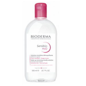 Ένα μπουκάλι 500 ml Bioderma Sensibio H2O με ροζ καπάκι και κομψή λευκή ετικέτα με καθαρό κείμενο.