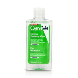 Το CeraVe Micellar Cleansing Water 295 ml διατίθεται σε διάφανο μπουκάλι με πράσινη ετικέτα και λευκό κείμενο στο μπροστινό μέρος, παρέχοντας απαλό αλλά αποτελεσματικό καθαρισμό.