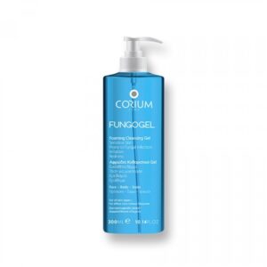 Το Corium Fungogel Foaming Cleansing Gel 300ml, με μπλε μπουκάλι και λευκό διανομέα αντλίας, είναι τέλειο για ευαίσθητο δέρμα.