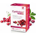 Ένα κουτί Cysticlean 240 mg PAC 30 veg.caps, ένα συμπλήρωμα για την πρόληψη και τη θεραπεία της κυστίτιδας, εκτίθεται με φρέσκα cranberries δίπλα του.