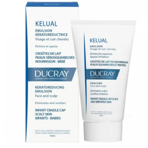 Το Ducray Kelual Emulsion 50 ml, μια θεραπεία μείωσης κερατοειδούς για το πρόσωπο και το τριχωτό της κεφαλής, συσκευάζεται σε σωληνάριο με σαφή ετικέτα με λεπτομερείς πληροφορίες προϊόντος.