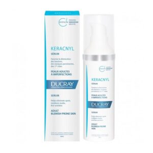 Το μπουκάλι και το κουτί Ducray Keracnyl Serum 30 ml, σχεδιασμένο ειδικά για ενήλικα δέρματα με τάση για ατέλειες, εμφανίζονται κομψά σε λευκό φόντο.