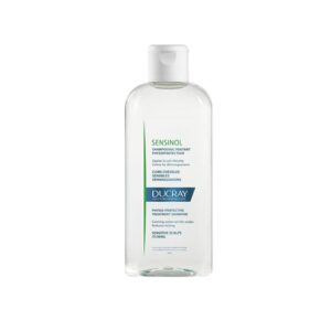 Ένα διαφανές μπουκάλι 400 ml Ducray Sensinol Physio-Protective Treatment Shampoo για ευαίσθητο τριχωτό της κεφαλής, με λευκό καπάκι και πράσινο κείμενο ετικέτας.