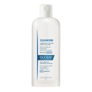 Ένα λευκό μπουκάλι 200 ml Ducray Squanorm Dry Dandruff Shampoo σχεδιασμένο για την καταπολέμηση της ξηρής πιτυρίδας.