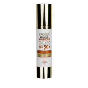 Ένα μπουκάλι αντηλιακό Froika Hyaluronic Silk Touch Anti-Spot SPF50+ 50 ml διαθέτει ανακλαστική χρυσή και λευκή συσκευασία.