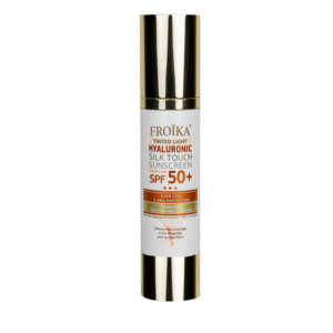 Ένα μπουκάλι αντηλιακό Froika Hyaluronic Silk Touch Tinted Light SPF50+ 50 ml σε λευκό φόντο.