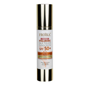 Ένα μπουκάλι 50 ml αντηλιακό Froika Hyaluronic Silk Touch Tinted SPF50+ με κομψή χρυσή και λευκή συσκευασία.