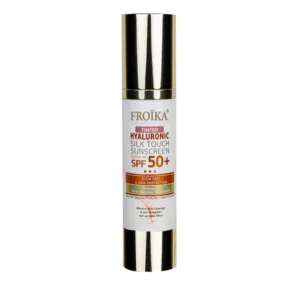 Ένα μπουκάλι 50 ml αντηλιακό Froika Hyaluronic Silk Touch Tinted SPF50+ με κομψή χρυσή και λευκή συσκευασία.