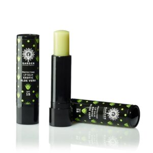 Δύο μαύρα σωληνάρια Garden Protecting Lip Balm Exotic Aloe Vera SPF15 5,2 g, με ένα καπάκι κλειστό, αποκαλύπτοντας το βάλσαμο.