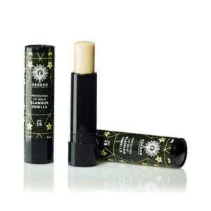 Δύο σωληνάρια Garden Protecting Lip Balm Glamour Vanilla SPF15 5,2 g, με κομψό μαύρο και έναστρο σχέδιο. ένα κλειστό, ένα ανοιχτό και με την ένδειξη "Garden SPF 15".