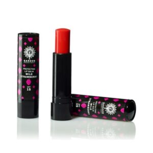 Δύο σωληνάρια Garden Protecting Lip Balm Wild Strawberry SPF15 5,2 g; ένα ανοιχτό, ένα κλειστό.