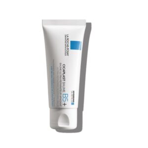 Λευκό σωληνάριο La Roche Posay Cicaplast Baume B5+ 40 ml με μπλε προφορά και κείμενο, που παρουσιάζει τη φόρμουλα cicaplast baume b5+ σε παρθένο λευκό φόντο.