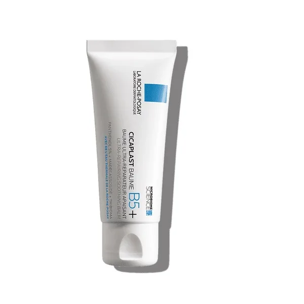 Λευκό σωληνάριο La Roche Posay Cicaplast Baume B5+ 40 ml με μπλε προφορά και κείμενο, που παρουσιάζει τη φόρμουλα cicaplast baume b5+ σε παρθένο λευκό φόντο.