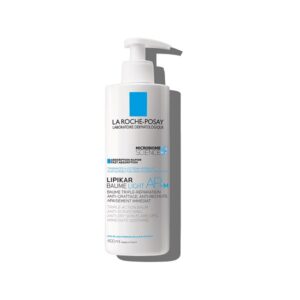 Ένα μπουκάλι 400 ml La Roche-Posay Lipikar Baume Light AP+M με διανομέα αντλίας, που παρουσιάζεται σε κομψή λευκή συσκευασία σε αγνό λευκό φόντο.