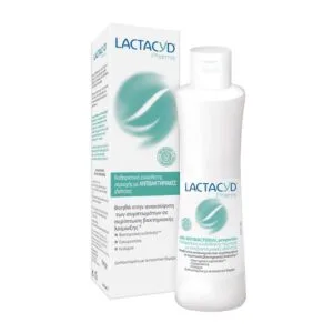Ένα μπουκάλι Lactacyd Pharma Antibacterial 250 ml υγρού προσωπικής υγιεινής με το κουτί συσκευασίας του. Το κείμενο στα ελληνικά είναι ορατό τόσο στη φιάλη όσο και στο κουτί.