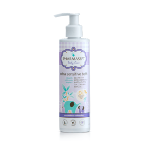 Μπουκάλι Pharmasept Baby Care Extra Sensitive Bath 250 ml με μωβ και λευκή ετικέτα, διανομέα αντλίας και μια χαριτωμένη απεικόνιση ελέφαντα.