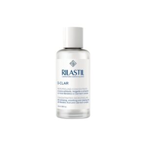 Ένα διαφανές μπουκάλι 100 ml Rilastil D-Clar Concentrated Micropeeling με λευκό καπάκι.