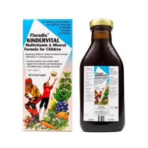 Το μπουκάλι πολυβιταμινών Salus Floradix Kindervital 250 ml βρίσκεται δίπλα στο κουτί του, προβάλλοντας πολύχρωμα φρούτα και βασικές πληροφορίες για το προϊόν.