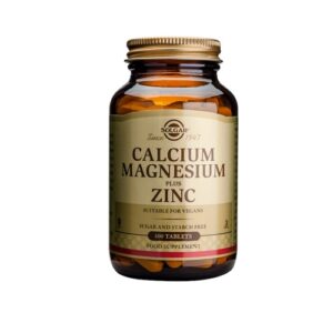 Ένα μπουκάλι Solgar Calcium Magnesium Plus Zinc 100 tabs, κατάλληλο για vegans, χωρίς ζάχαρη και άμυλο.