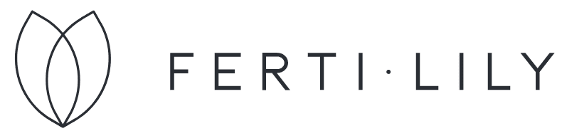 Λογότυπο με δύο επικαλυπτόμενα σχήματα πετάλων στα αριστερά και το κείμενο "Ferti Lilly Banner" σε γραμματοσειρά sans-serif στα δεξιά.
