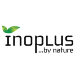 Μαύρο στυλιζαρισμένο κείμενο που γράφει "Inoplus" με ένα μικρό πράσινο λογότυπο με δύο φύλλα πάνω από το "t".