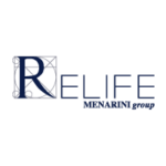 Το λογότυπο Relife διαθέτει ένα στυλιζαρισμένο "R" δίπλα στο κείμενο "RELIFE MENARINI group".