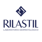 Λογότυπο του Rilastil Laboratorio Dermatologico σε μπλε κείμενο με ένα σύμβολο σε σχήμα ρόμβου πάνω από το όνομα, που αναφέρεται ως το λογότυπο Rilastil.