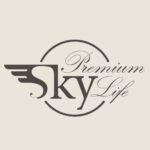 Λογότυπο με το κείμενο "Sky Premium Life", με σχέδιο φτερού ενσωματωμένο στο γράμμα "k" και εγκλεισμένο σε κυκλικό περίγραμμα.