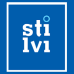 Το λογότυπο Stilvi διαθέτει λευκό κείμενο "sti lvi" σε μπλε φόντο μέσα σε λευκό τετράγωνο περίγραμμα και περιλαμβάνει έναν μπλε κύκλο με διάστικτο το γράμμα "i".