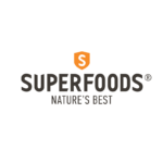 Λογότυπο Superfoods με μια πορτοκαλί ασπίδα με το γράμμα «S» πάνω από το κείμενο σε λευκό φόντο.