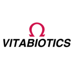 Το λογότυπο της Vitabiotics περιλαμβάνει το κείμενο "Vitabiotics" σε μαύρο χρώμα, συνοδευόμενο από ένα κόκκινο σύμβολο Ωμέγα πάνω από αυτό, σε λευκό φόντο.