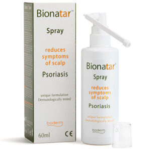 Ένα μπουκάλι 60 ml Boderm Bionatar Spray, σχεδιασμένο για να ανακουφίζει τα συμπτώματα της ψωρίασης του τριχωτού της κεφαλής, παρουσιάζεται με χάρη δίπλα στη συσκευασία του.