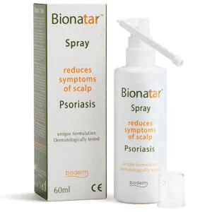 Ένα μπουκάλι 60 ml Boderm Bionatar Spray, σχεδιασμένο για να ανακουφίζει τα συμπτώματα της ψωρίασης του τριχωτού της κεφαλής, παρουσιάζεται με χάρη δίπλα στη συσκευασία του.